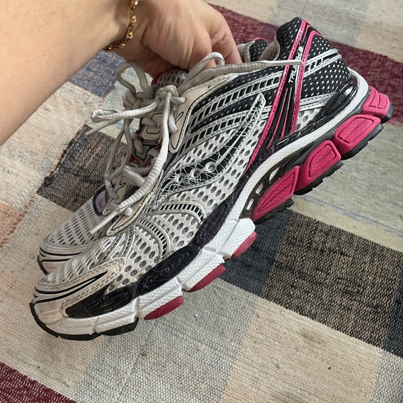 Saucony Women’s Running Shoes - Picture 2 of 5